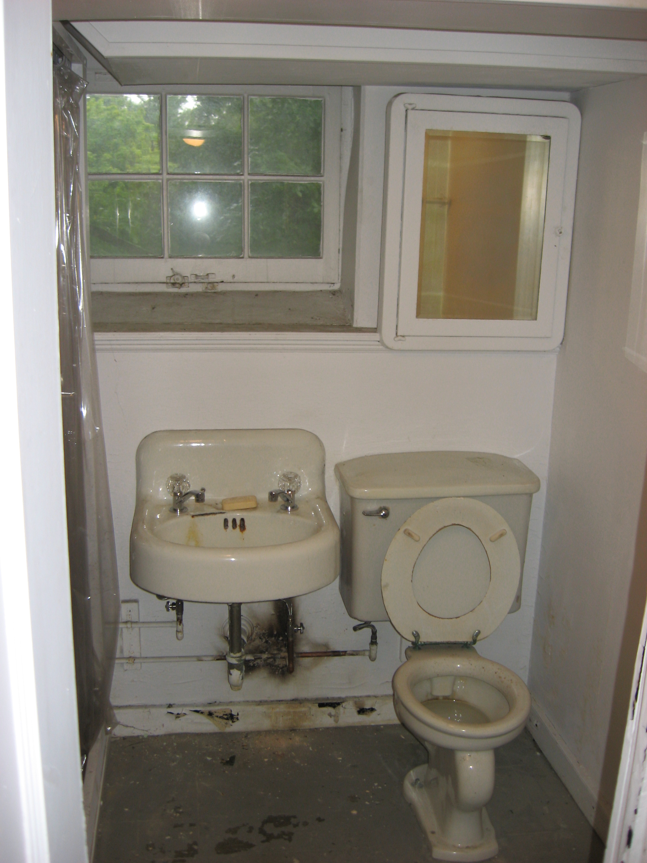 Gerlach/bathroombefore2.JPG